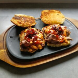 Steak Burger mit scharfer Sauce und Speck-Zwiebeln